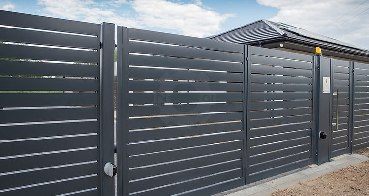 Auf dem Bild ist ein automatisches Flügeltor vor einem modernen Haus zu sehen.