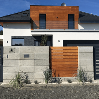 Zaunsystem mit Architekturbeton und Zaunfeld in Holzoptik