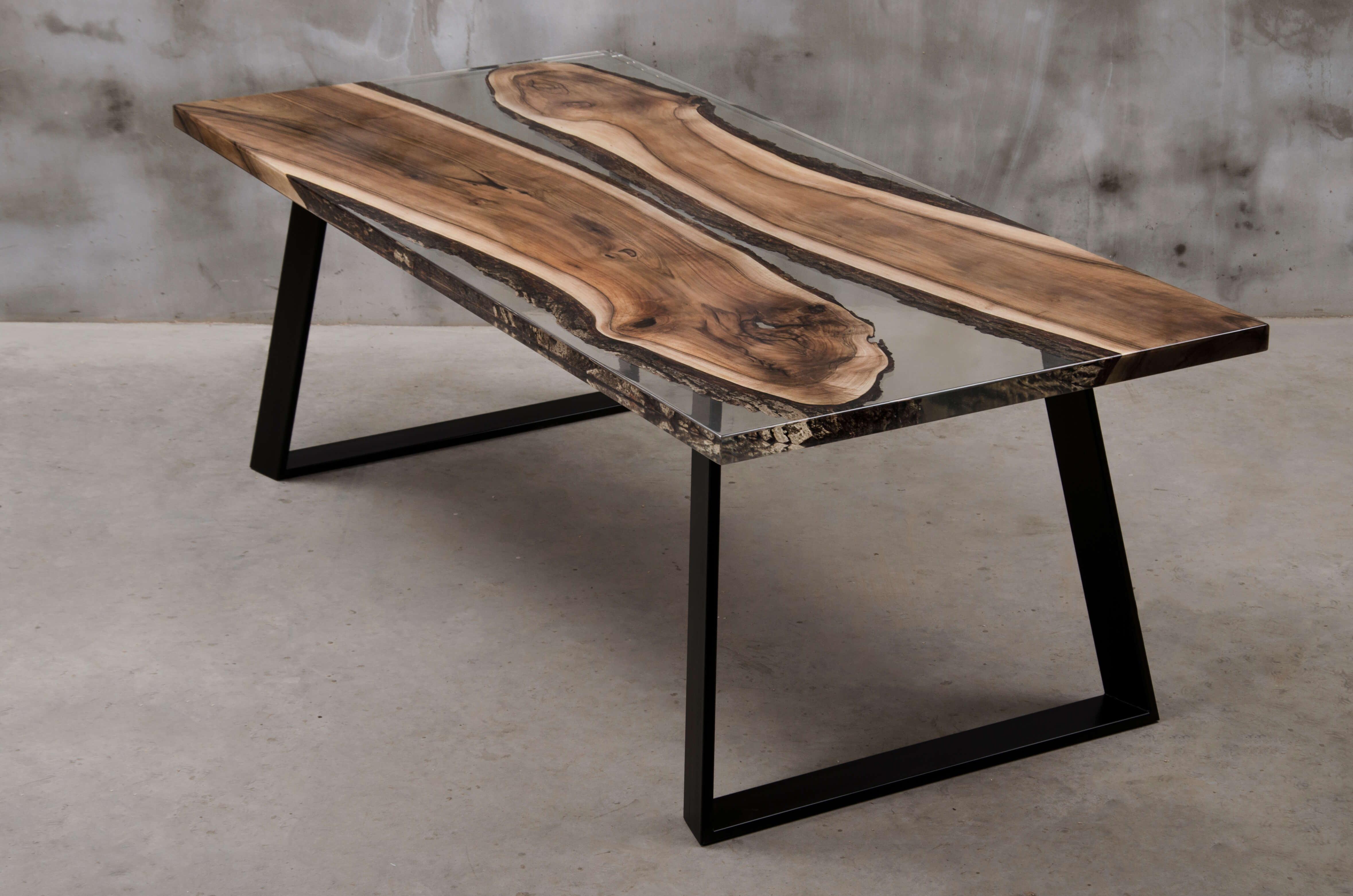 ARTIS – Table en tranche de noyer avec résine époxy