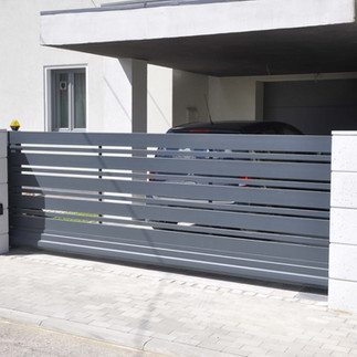 Schiebetor mit Mauerwerk Beton