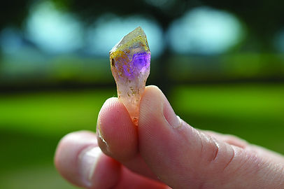 photo_améthyste_doigts.jpg