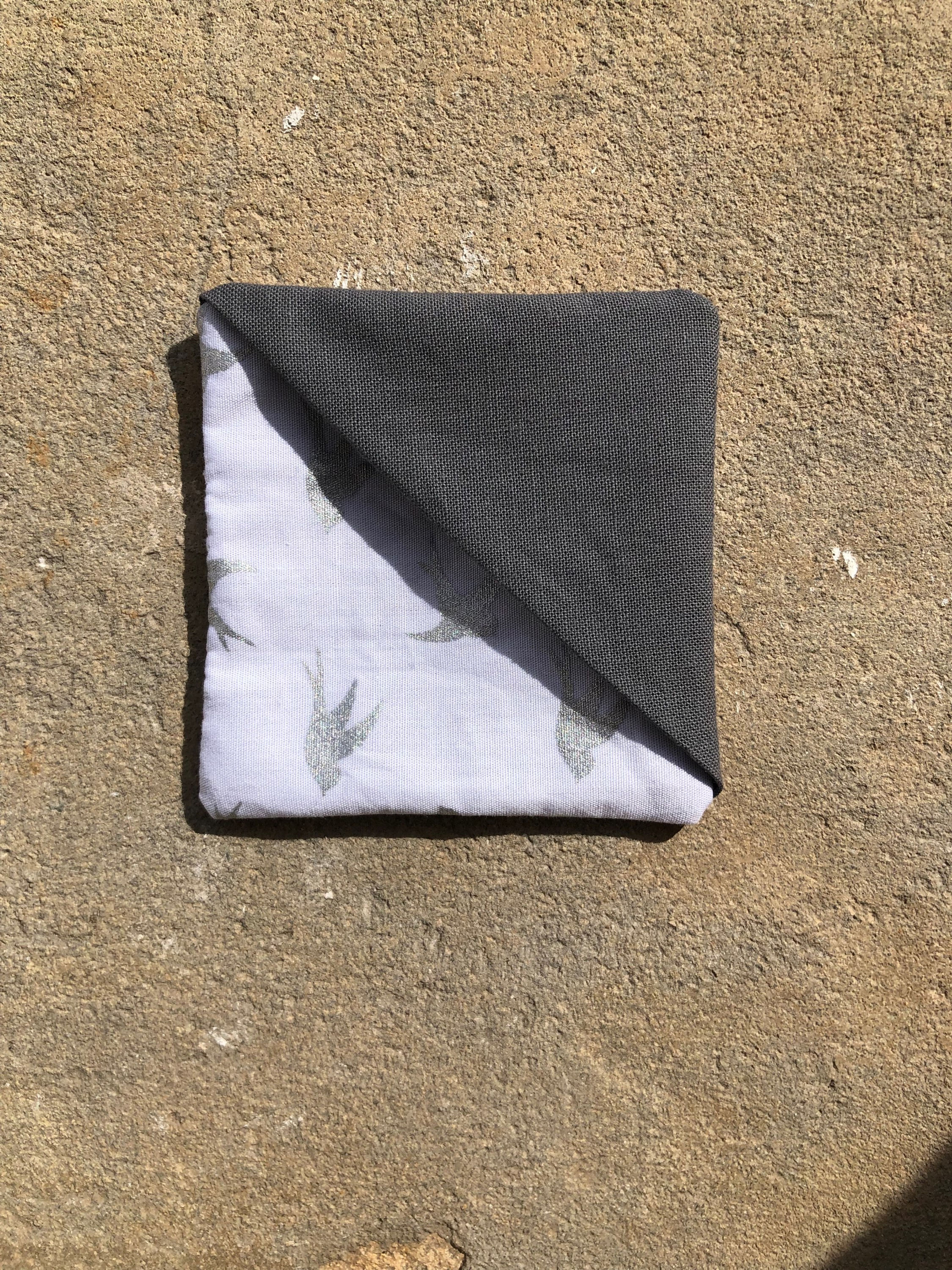 Marque-page gris et oiseau 