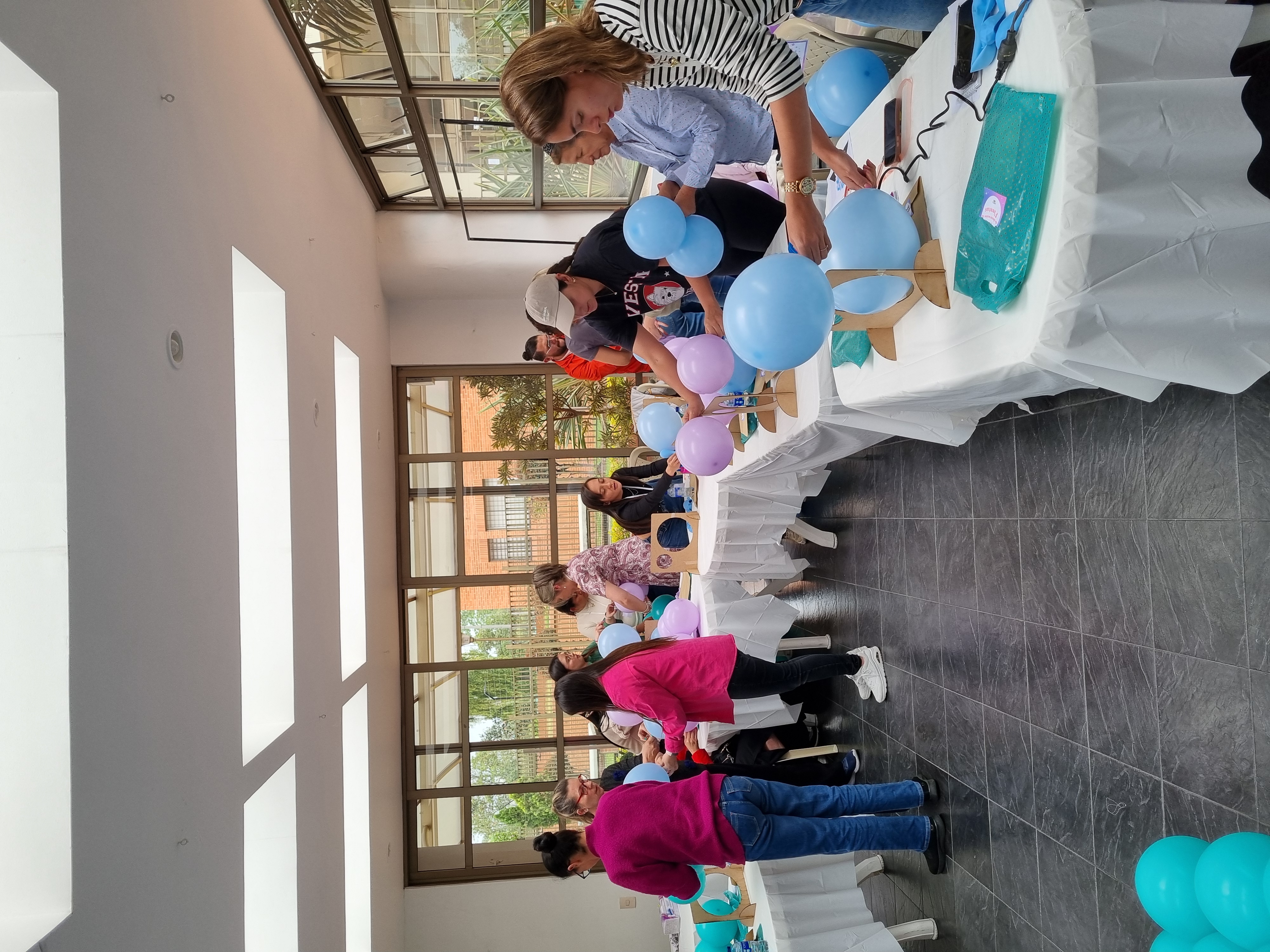 Montaje de arco de globos en clase presencial