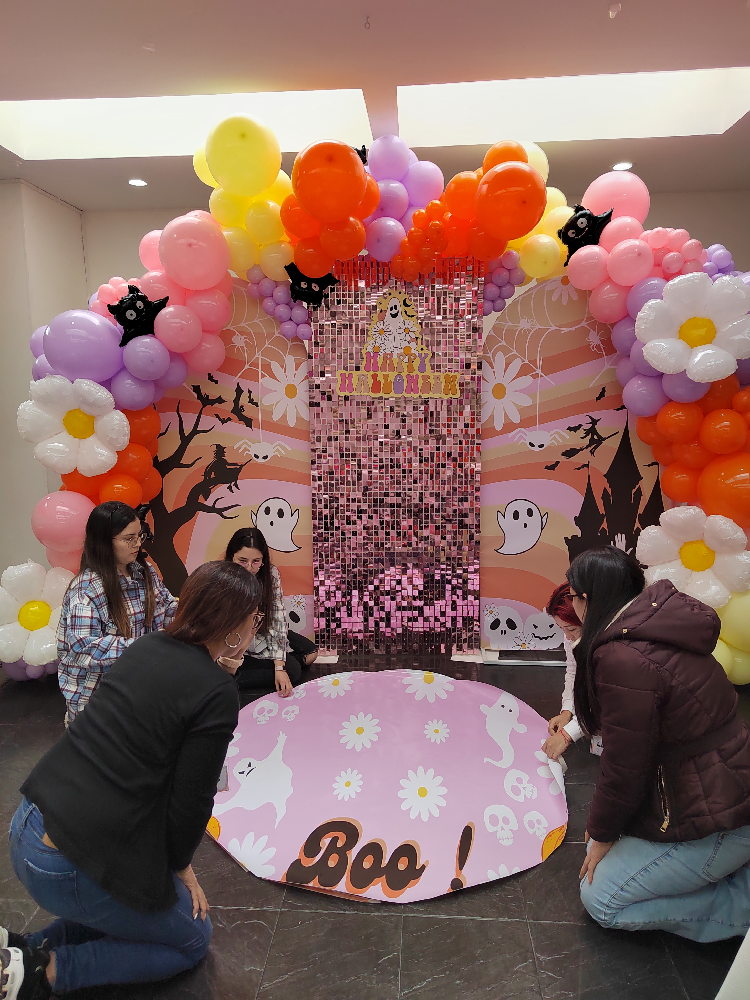 Estudiante armando montaje de globos