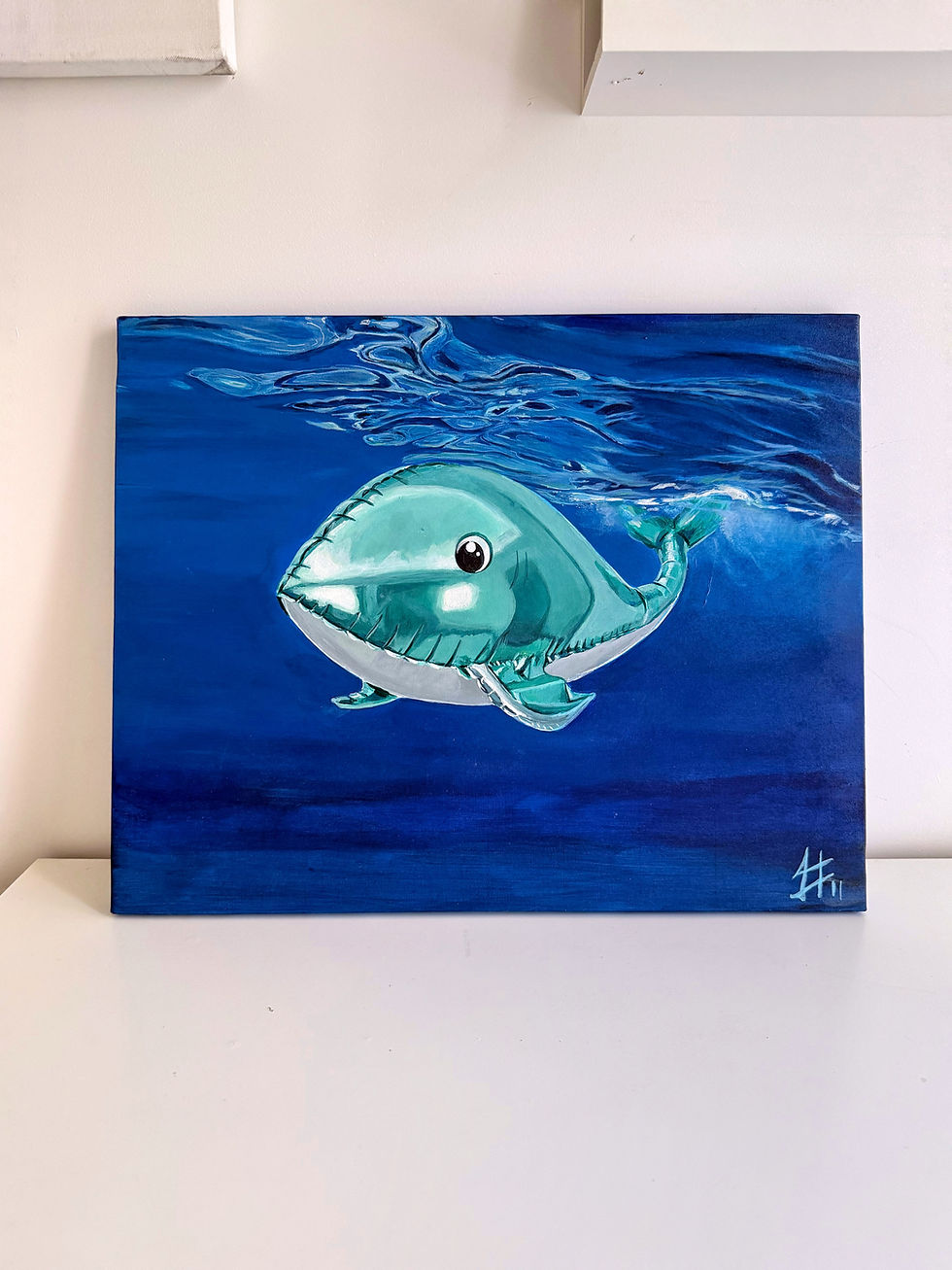 cuadro sobre aparador de una ballena globo pintada a mano en acrilico sobre lino