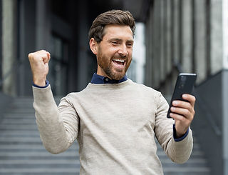 Mann freut sich über beruflichen Erfolg durch Facereading