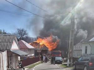 Dezastru în Soveja: 32 de gospodării afectate de incendiul uriaș care a cuprins satul Rucăreni⚠️