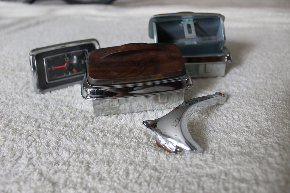 Miniaturbild: Aschenbecher, Uhr, Türgriff