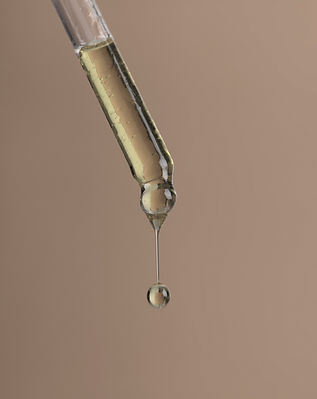 Tropfen an Glaspipette