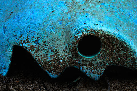 portrait photographique d'un bidon échoué dans une crique de Sardaigne