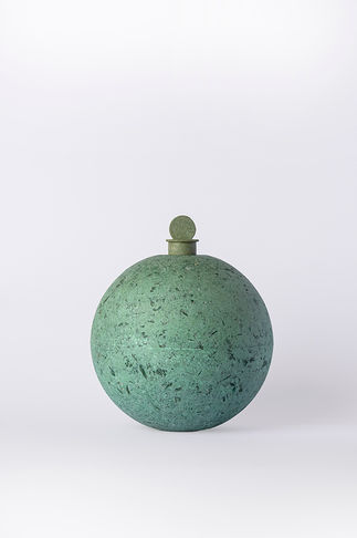 Collection d'objets et de sculptures réalisés avec de la matière plastique
récupérée en mer