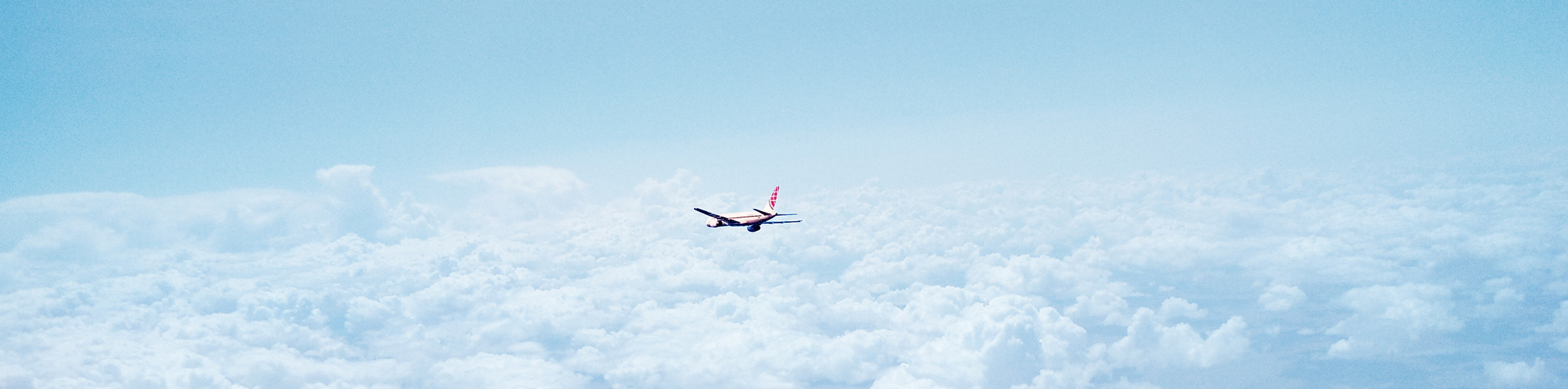 Avião acima das nuvens