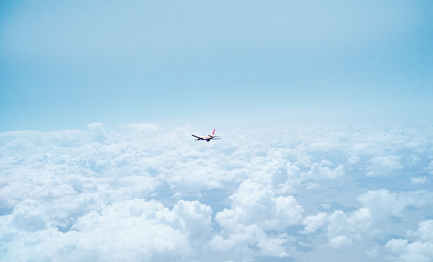 Flugzeug über den Wolken