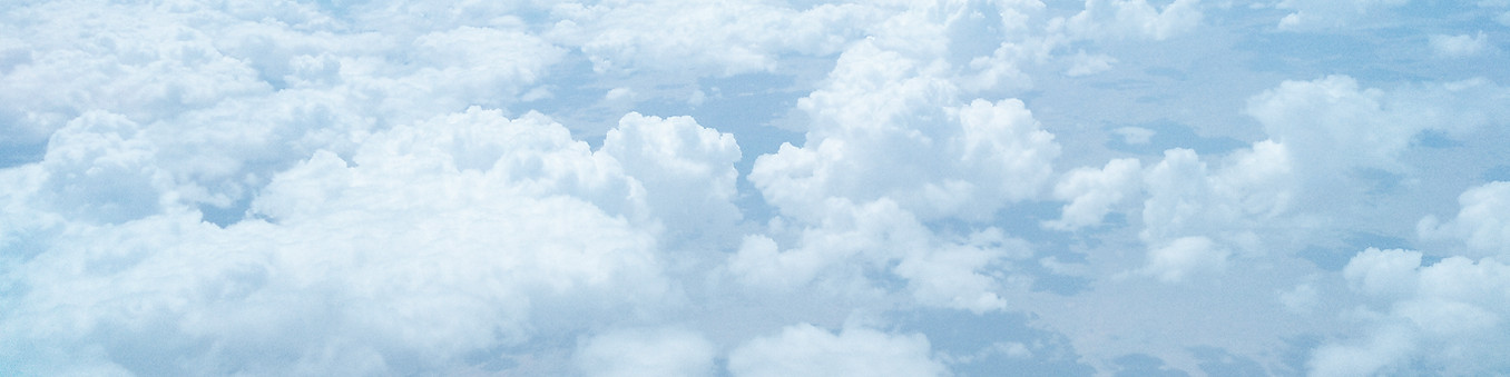 飛機飛越雲層