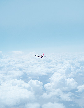 Flugzeug über den Wolken