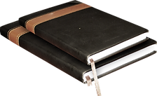 Una pila de dos libros o cuadernos de piel marrón