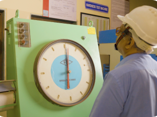 A room and elevated temperature tensile testing machine with a digital extensometer, used for measuring material strength and deformation under different temperatures.