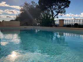 Swimmingpool der Ferienhausvermietung in der Region Uzès, Frankreich