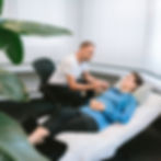 Ein Bild von Fabio Bisso und einem Patienten während einer Hypnose-Sitzung. Entdecken auch du die Kr