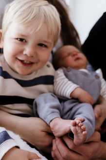 Babyshooting Zuhause Fotostudio Heidelberg Neugeborenenshooting Mannheim Speyer Pfalz mit Geschwisterkinder 