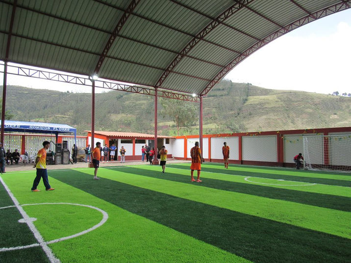 MODERNO CAMPO DEPORTIVO DE GRASS PARA HUANCARAMA. Cuerpo sano, mente sana.