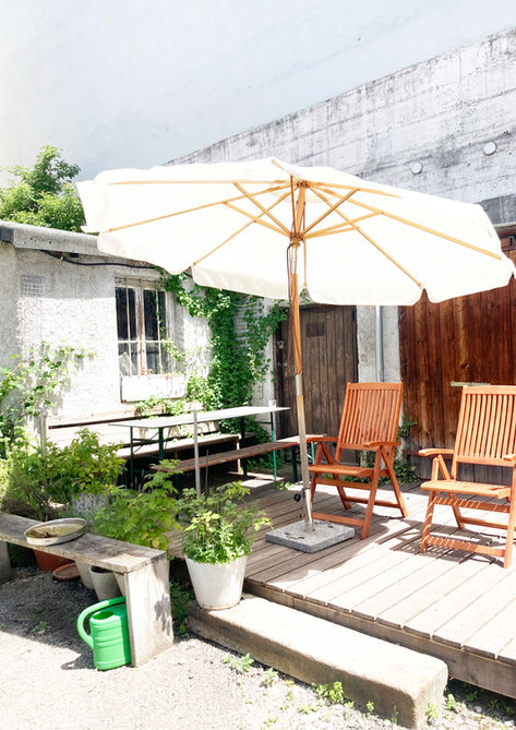 Entspannung im Außenbereich des Marsraums - Gartenstühle und Sonnenschirm unter der strahlenden Sonne