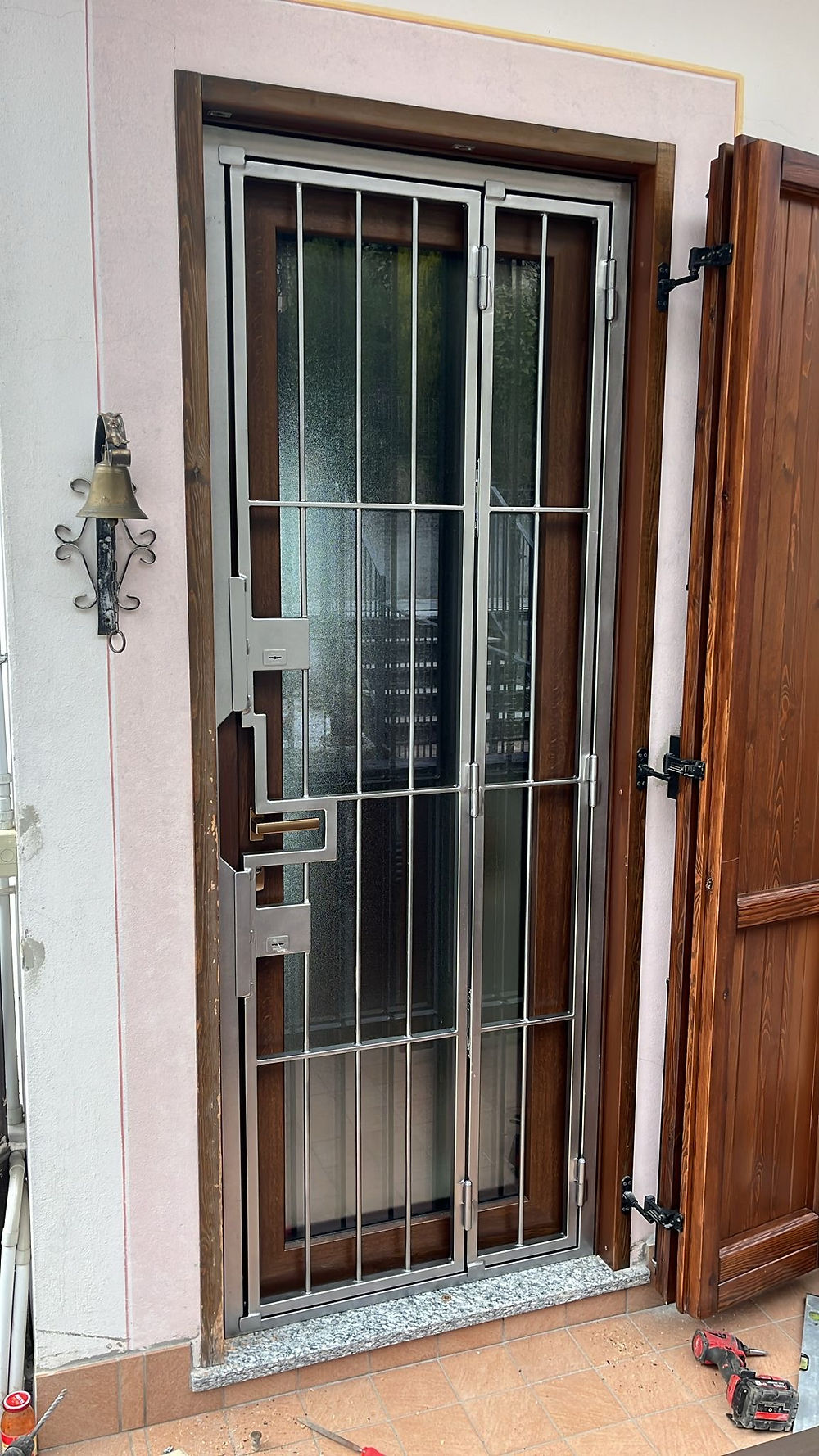 Portone d'ingresso con grata di sicurezza