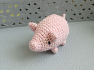 Small crochet Pig