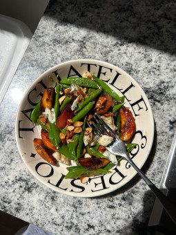 grilled peach and gorgonzola salad