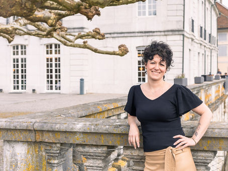 Le Besenval-Gastgeberin Claudia Vogl im Garten des Palais Besenval Solothurn.
