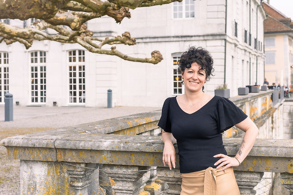 Le Besenval-Gastgeberin Claudia Vogl mit dem Palais Besenval im Hintergrund