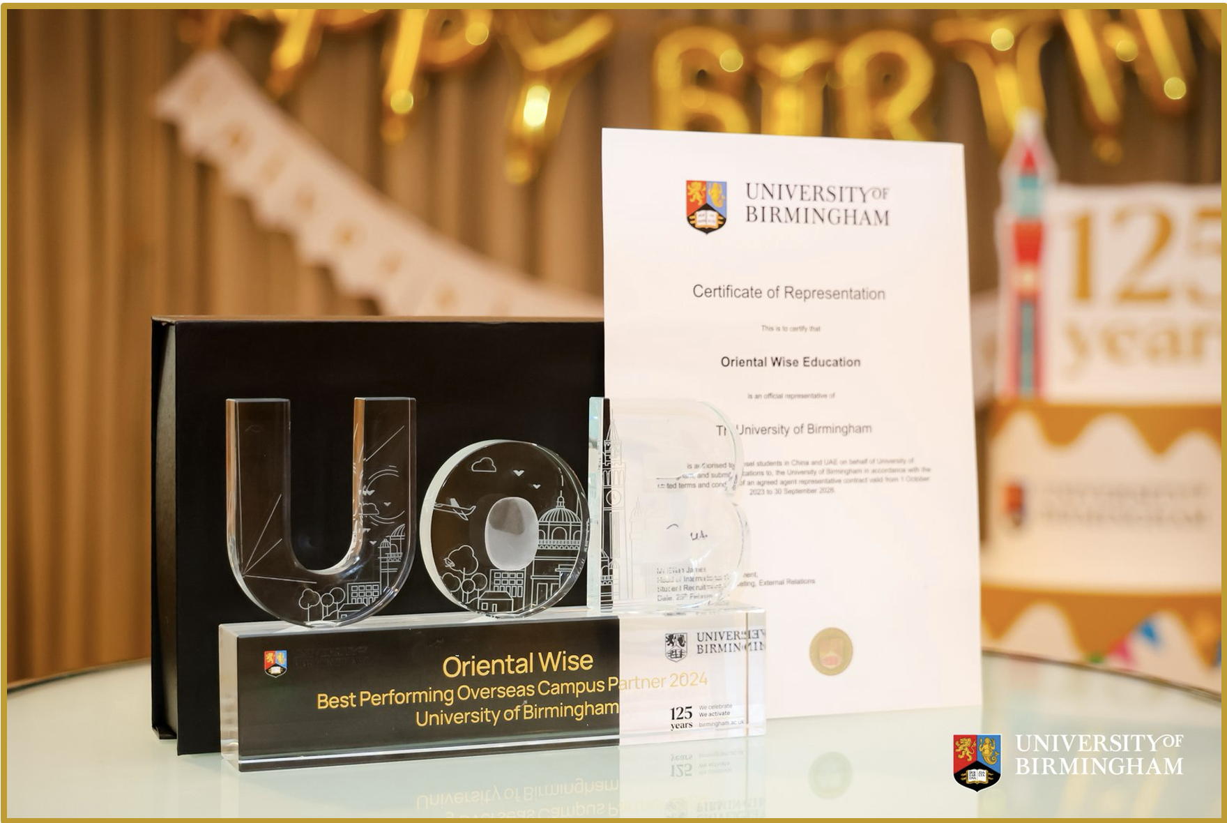 伯明翰大学授予东方智慧最佳海外校区合作伙伴奖杯与官方代表证书