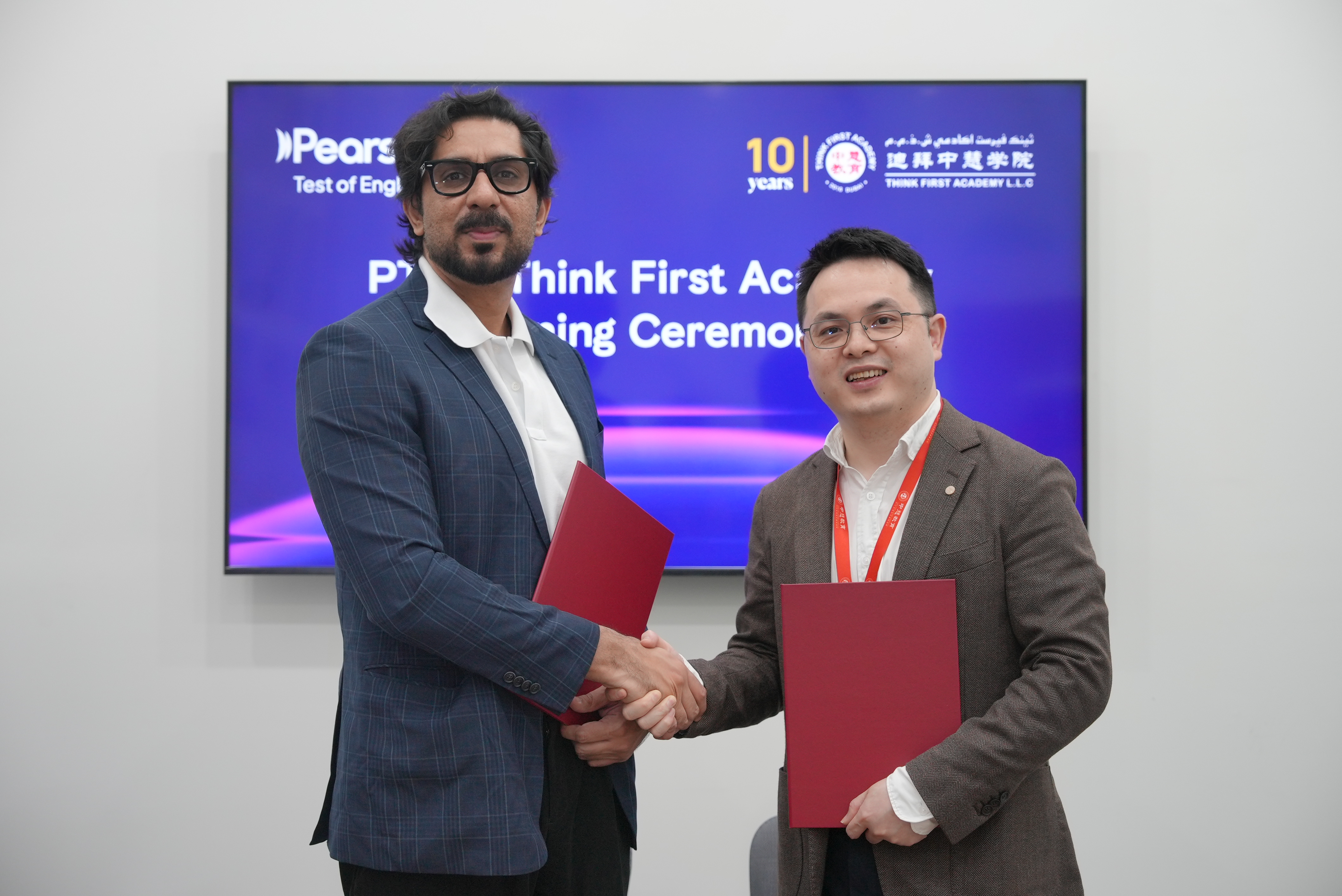 Pearson 与迪拜中慧学院签约仪式欢迎展板，Think First Academy 新校区