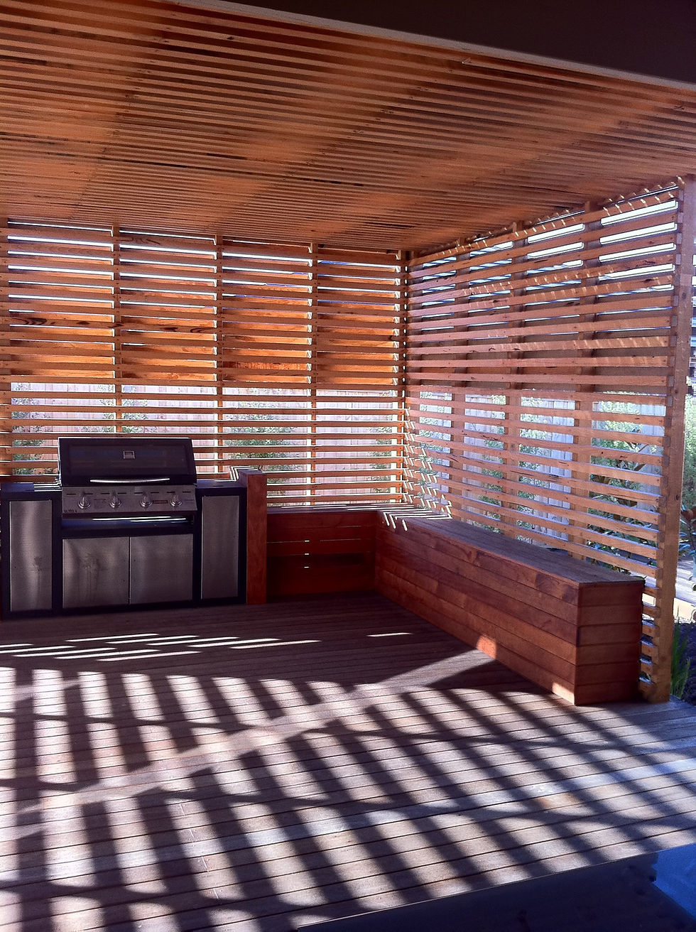 Outdoor deck screening with wood slats and built-in bench