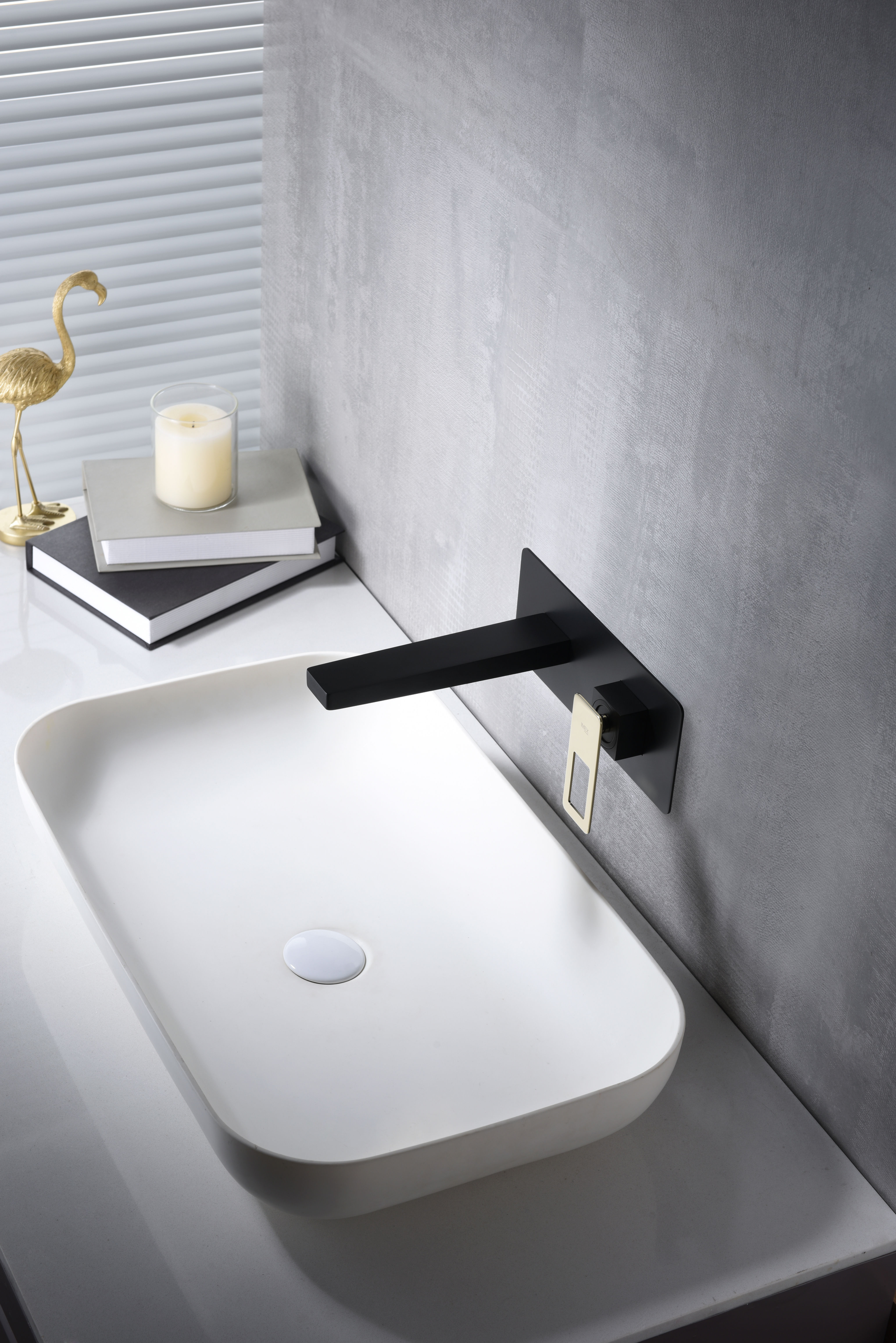 Mitigeur pour lavabo encastrable noir et or gold