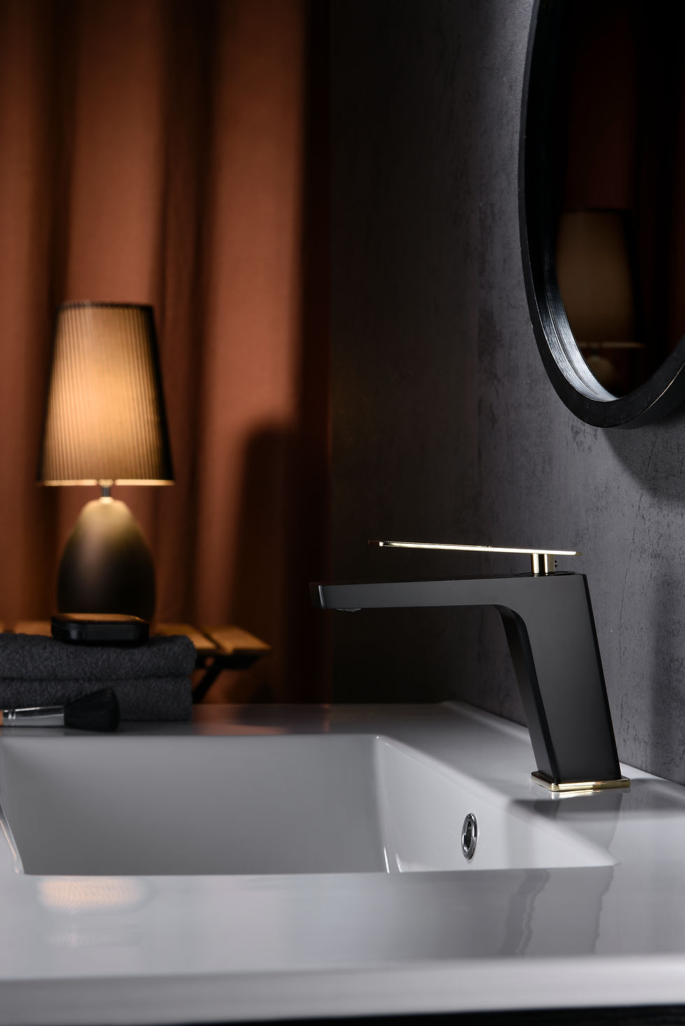 Mitigeur Lavabo Série Suecia noir et or gold