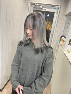 女性がヘアカラー施術後、店内でグレーヘアスタイルを披露。Oahu　オアフ　カラー専門美容室　渋谷