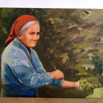 La cara oculta de Mallorca, la que permanece lejos de las aguas limpias y saladas, la de nuestros abuelos y abuelas que trabajan la tierra. Mi abuela chicharrera resuena con las de esta isla, todas vuelven pegajosas sus manos durante la vendimia, demasiado azúcar en sus callosos dedos. Ellas pertenecen a ese lado, al del dulce, los olivos y los almendros en flor. --