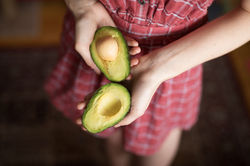 Aguacate a la mitad