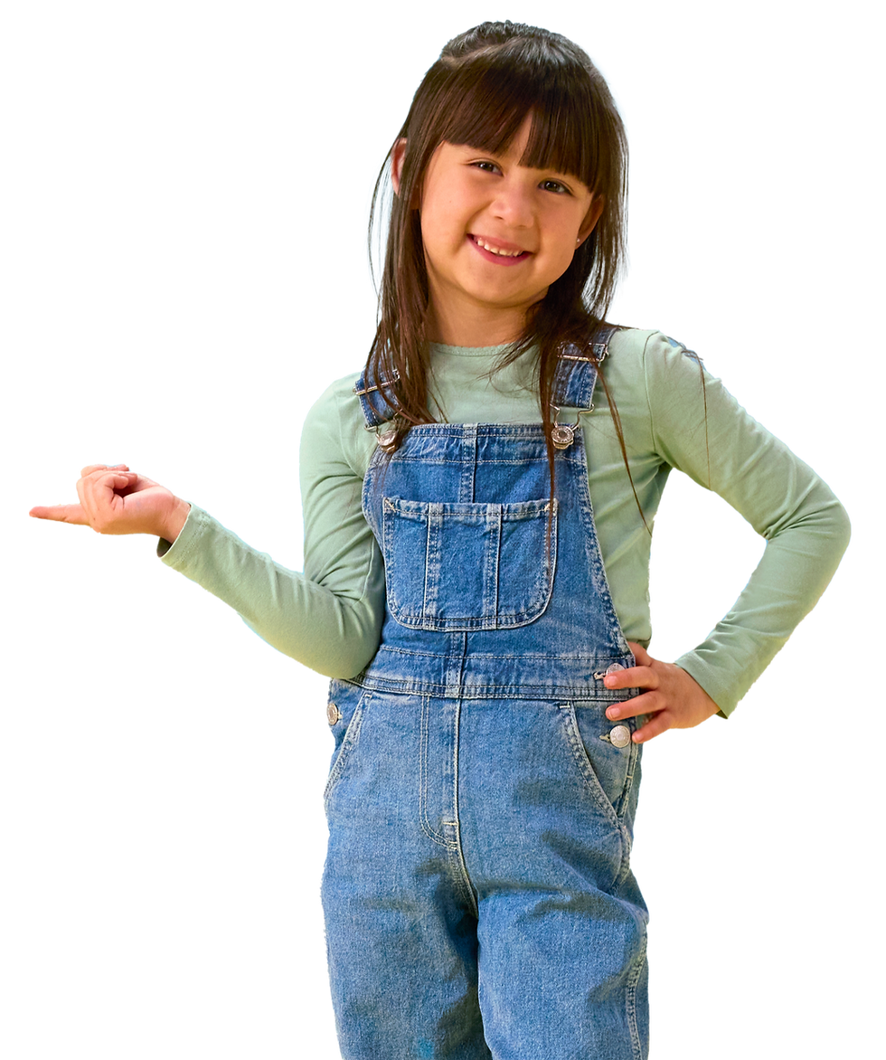 Niña señalando con su mano