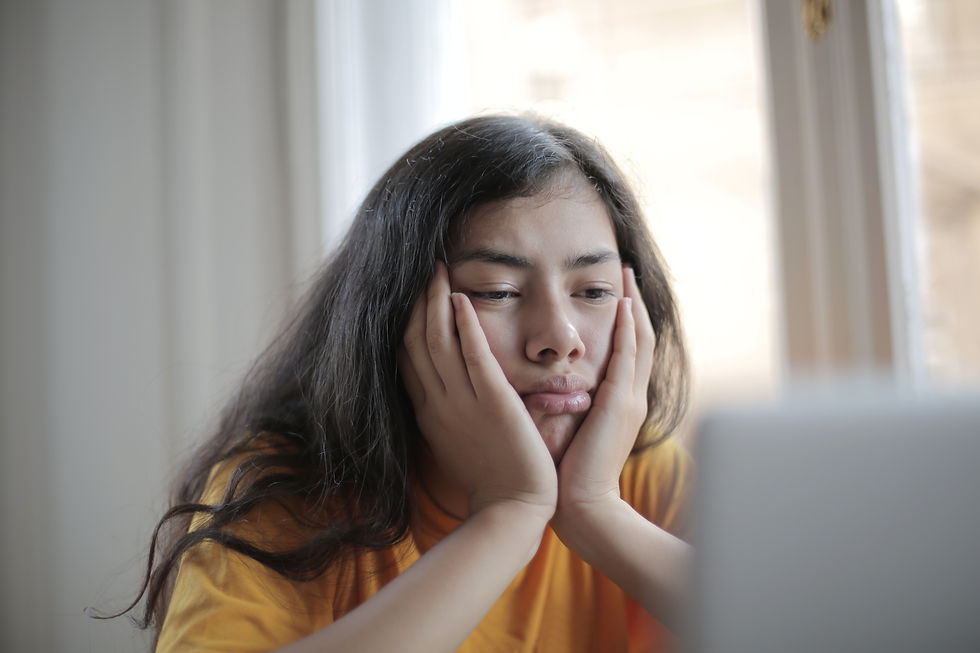 一名女子感到苦惱