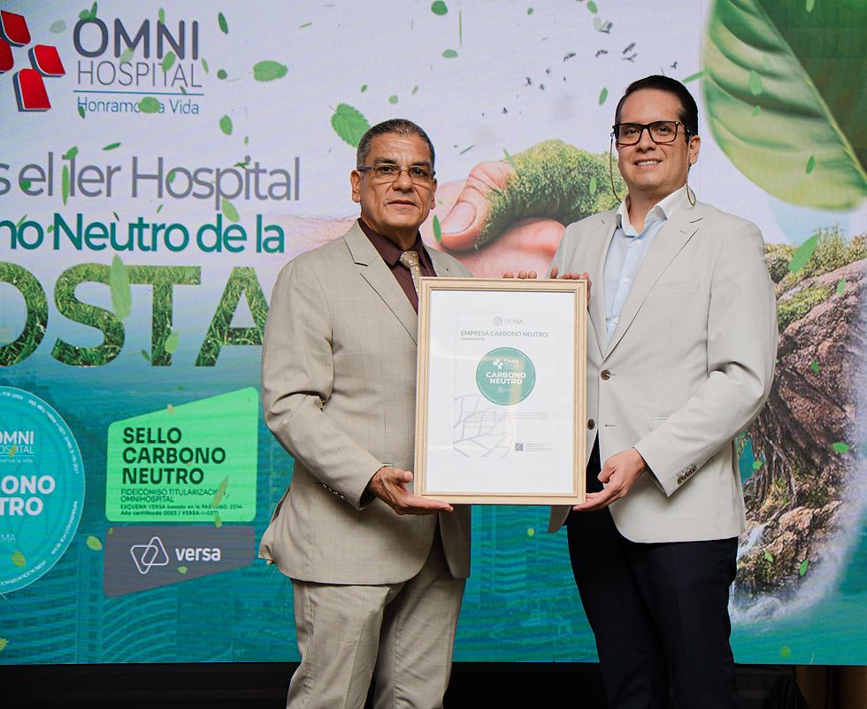 Dos hombres sostienen un certificado de Sello Carbono Neutro ante un fondo de Omni Hospital y naturaleza.