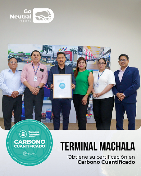 Seis personas posan con un certificado en un salón. Fondo con imágenes de una terminal. Texto: "Terminal Machala, Carbono Cuantificado".