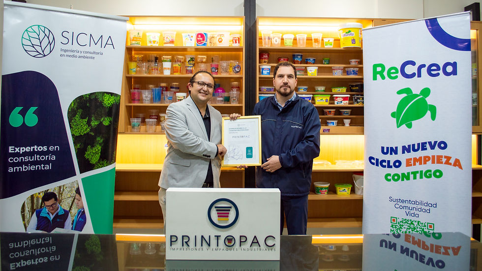 Dos hombres sostienen un certificado ante estantes con productos plásticos. Roll-ups de SICMA y ReCrea. Ambiente profesional y colorido.