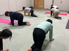 動きのスタートは背骨から