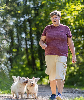 Maximiliane Meyer is walking down a path with her West-Highland-White-Terriers.