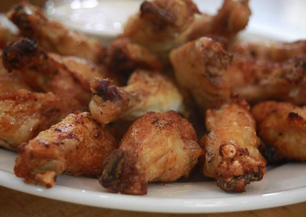 Crispy Chicken Wings 😩_Follow _livcooksathome 👣_#ChickenWings #TGIF #Catering #LivCooks