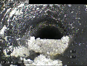 Kleiner Einblick: Novaline entdeckt Betonreste in neuen Abwasserleitungen