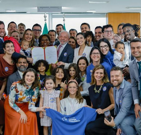 Lei amplia licença-paternidade para 20 dias e cria salário-paternidade