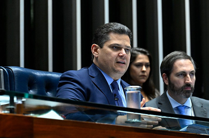 Prego no caixão: Davi Alcolumbre manda arquivar a PEC da Blindagem